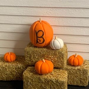 Dollhouse miniature pumpkin decor set.